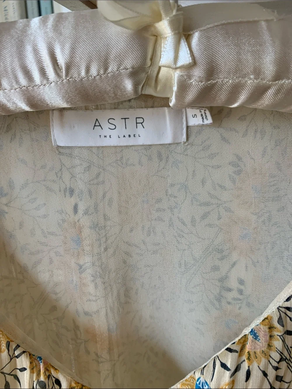 Astr Yellow Floral V-Neck Long Sleeve Crop Blouse - Picture 2 of 9